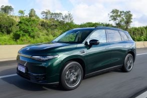 Leapmotor C10 Elétrico BEV 2026 verde boreal frente em movimento (2)