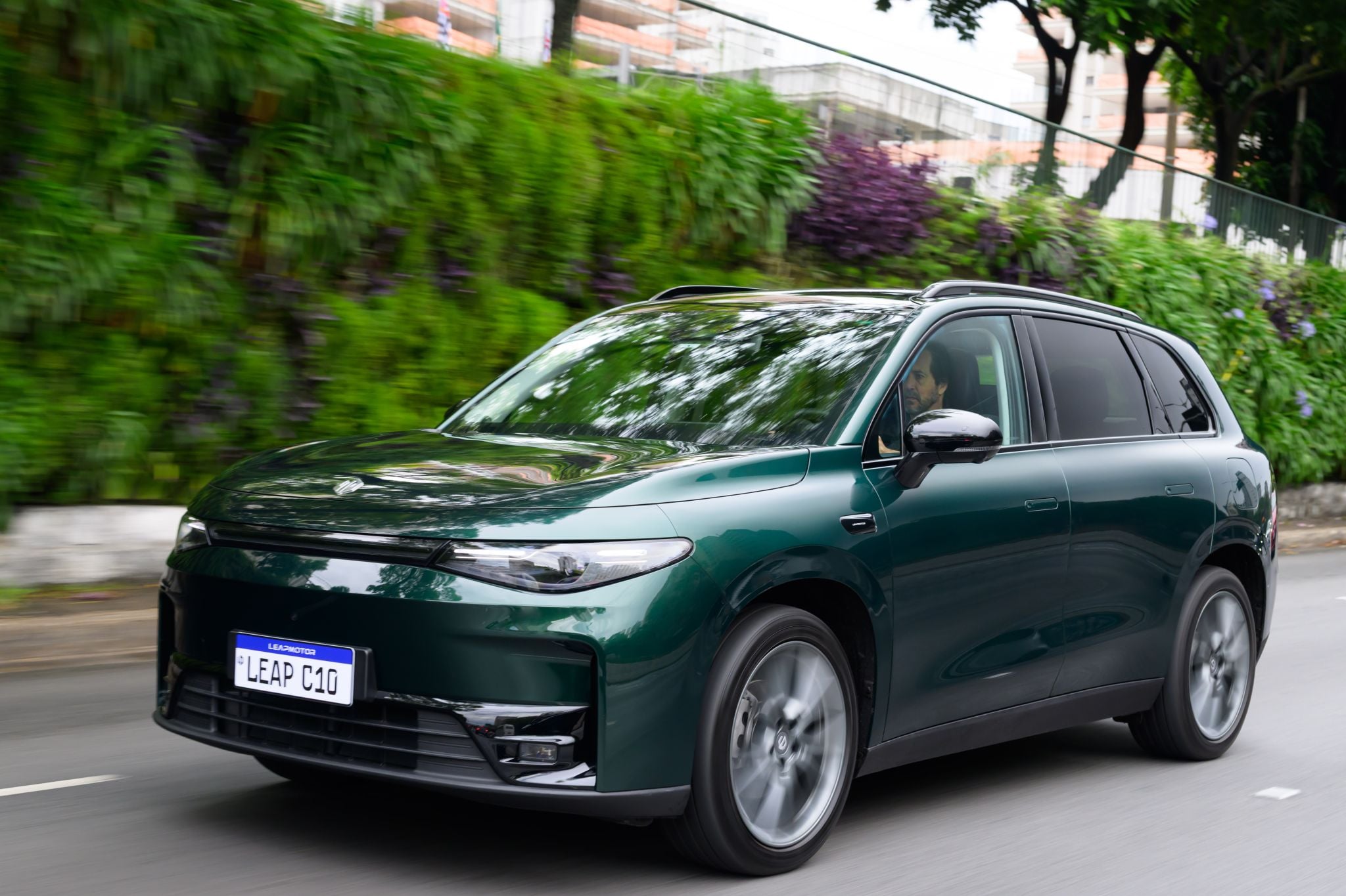 Leapmotor C10 Elétrico BEV 2026 verde boreal frente em movimento (6)