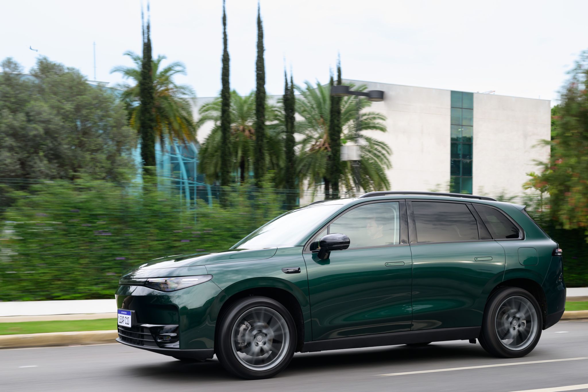Leapmotor C10 Elétrico BEV 2026 verde boreal frente em movimento (9) Leapmotor C10 Elétrico BEV 2026 verde boreal frente em movimento (9)