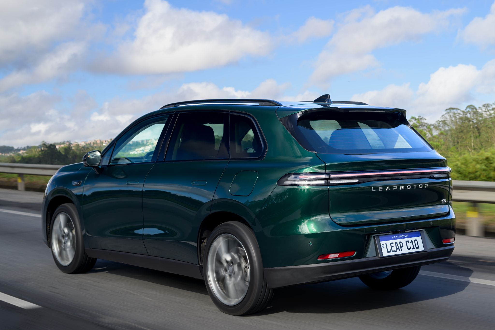 Leapmotor C10 Elétrico BEV 2026 verde boreal traseira em movimento Leapmotor C10 Elétrico BEV 2026 verde boreal traseira em movimento