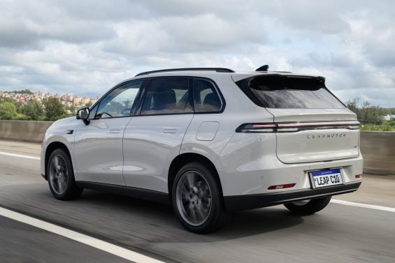 Leapmotor C10 Ultra Híbrido REEV 2026 branco alvorada traseira em movimento (2)