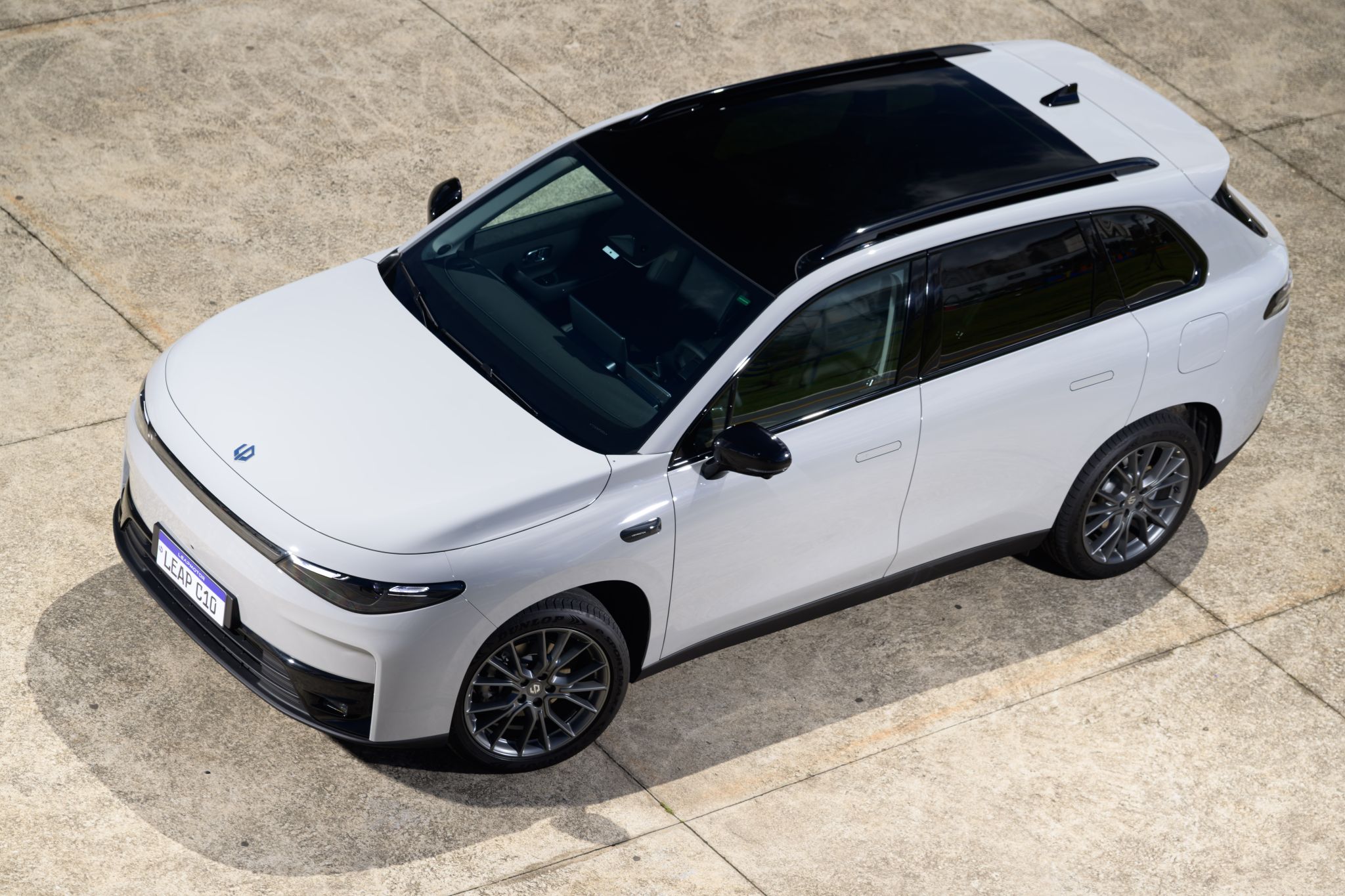 Leapmotor C10 Ultra Híbrido REEV 2026 branco alvorada visto de cima Leapmotor C10 Ultra Híbrido REEV 2026 branco alvorada visto de cima