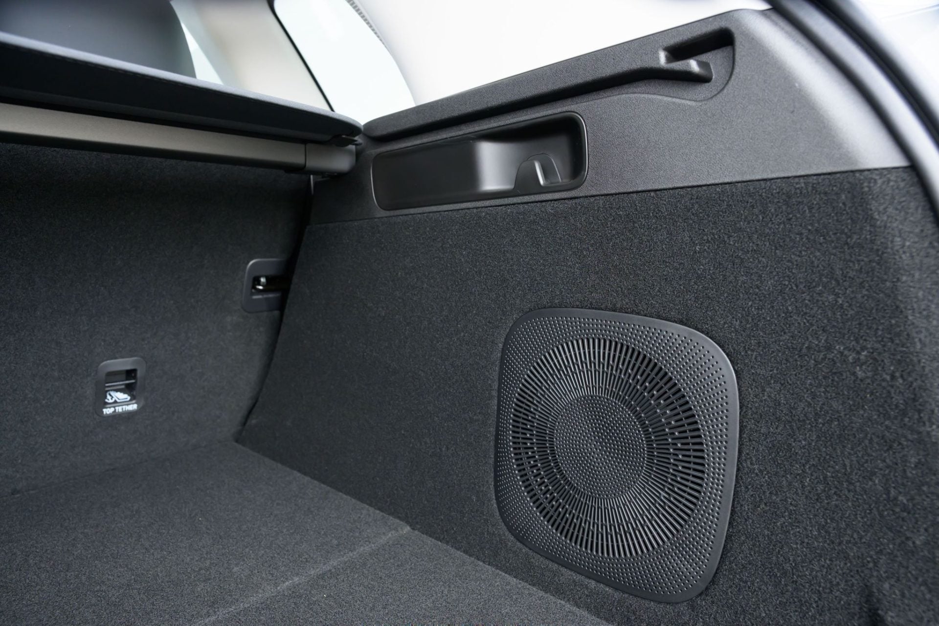 Leapmotor C10 Ultra Híbrido REEV 2026 interior porta malas subwoofer