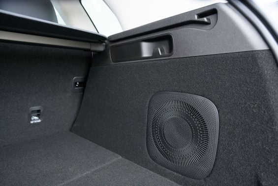 Leapmotor C10 Ultra Híbrido REEV 2026 interior porta malas subwoofer