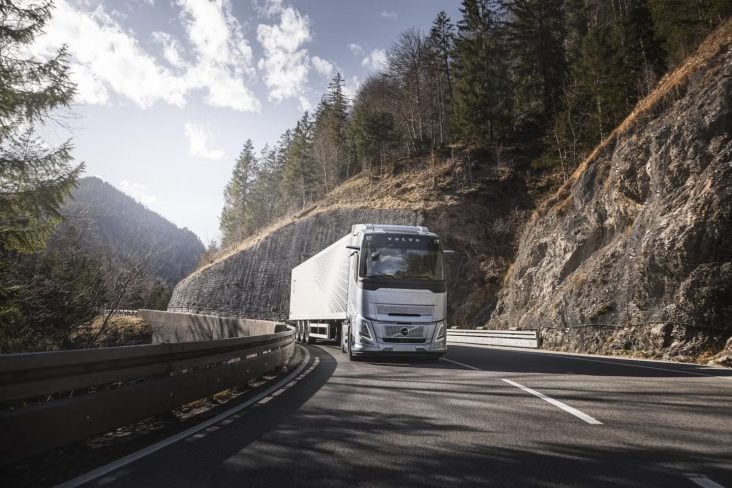 volvo trucks lança start/stop para caminhões pesados