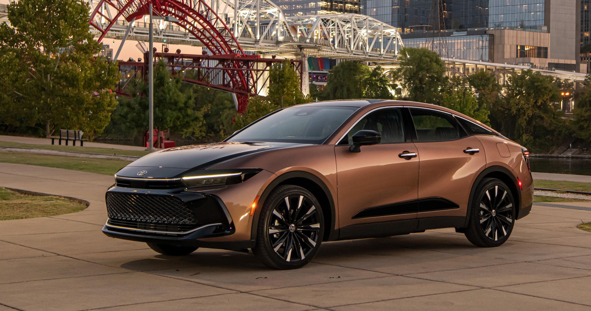 toyota crown platinum bronze frente parado