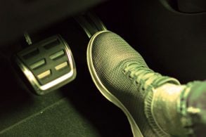 pe direito no acelerador close