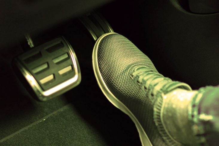 pe direito no acelerador close