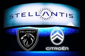 estande stellantis com logos da Peugeot e Citroën