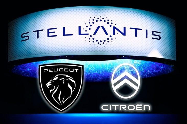 estande stellantis com logos da Peugeot e Citroën
