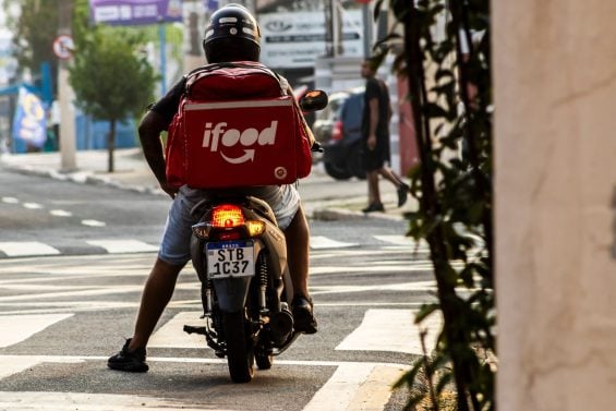 Calça jeans e tênis? Equipamento de motoboy tem que ser seguro