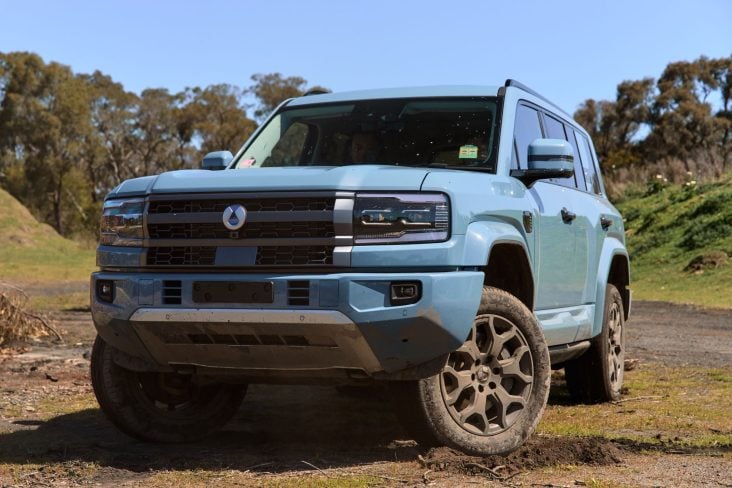 denza b5 azul frente parado