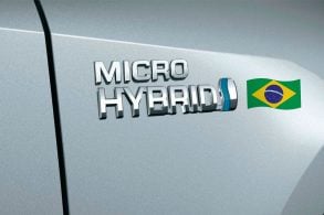 Emblema HYBRID (Híbrido), modificado para estar escrito micro junto do hybrid bandeira do Brasil