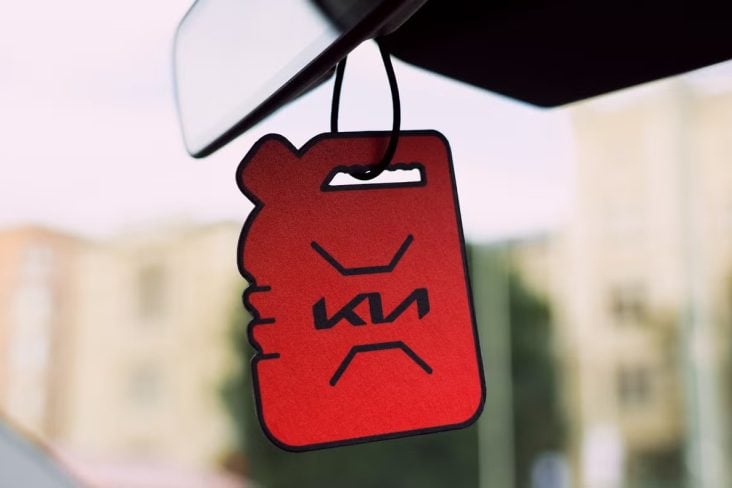 Aromatizante veicular com fragrância de gasolina.