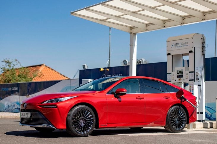 toyota mirai abastecendo na bomba de hidrogenio