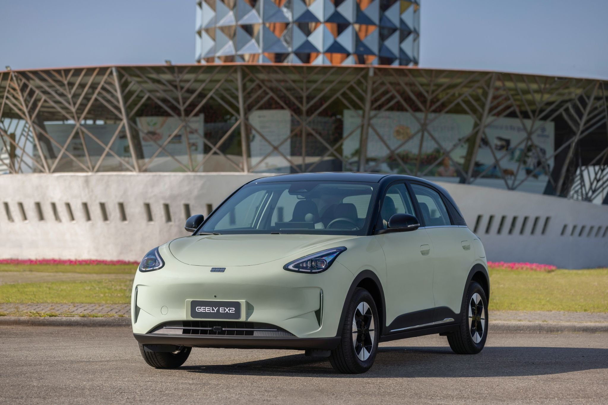 Como o Geely EX2 se compara a linha Dolphin da BYD?