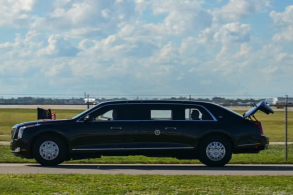 Serviço Secreto culpa falha mecânica pela abertura do porta-malas da limusine presidencial Read More: https://www.jalopnik.com/2022757/secret-service-presidential-limo-open-trunk-mechanical-failure/