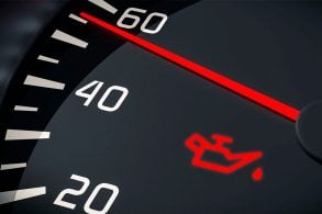 Luz de oleo aceso em vermelho no painel