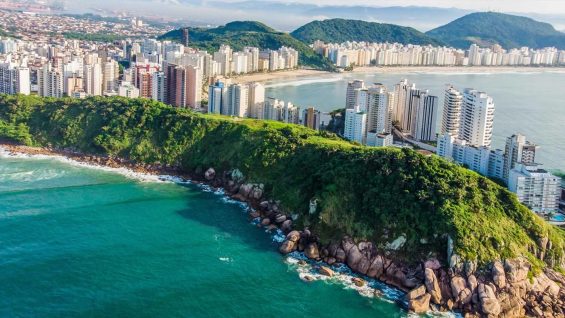 Pedágio de praia: veja quais cidades já cobram caro por carros de fora