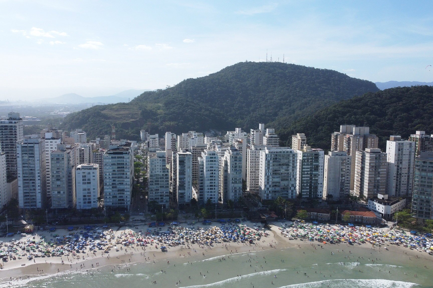 Justiça proíbe Guarujá de cobrar pedágio de R$ 4.000 para carros de turistas