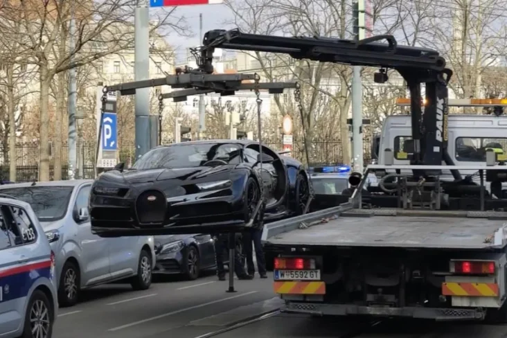 Bugatti Chiron sendo rebocado nas ruas de Viena