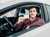 shutterstock homem barnco dentro de carro com a janela aberta segurando CNH nomes de carros nomes no Brasil