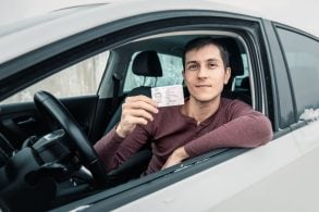 shutterstock homem barnco dentro de carro com a janela aberta segurando CNH nomes de carros nomes no Brasil