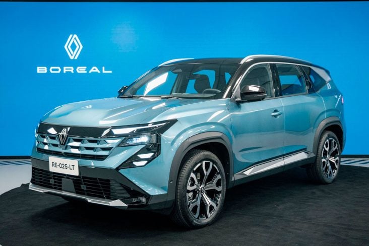 Reanult Boreal topo de linha em azul claro diagonal frente Renault