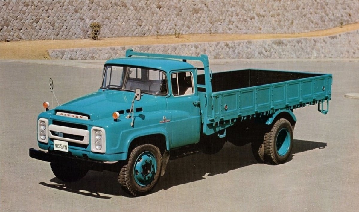 Nissan ug 680 flatbed