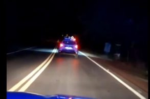 Menino de 10 naos pega carro do pai e começa uma perseguição policial