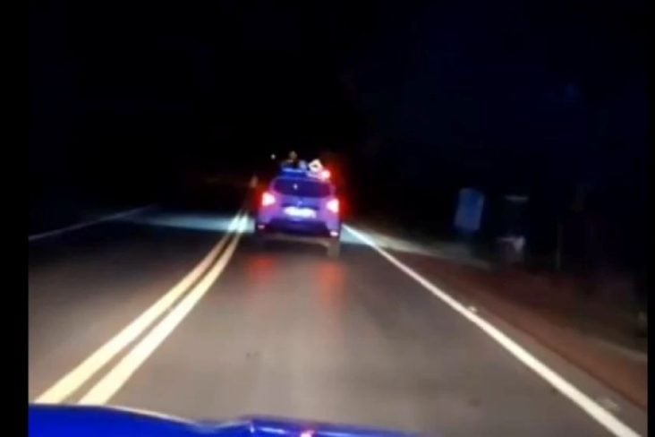 Menino de 10 naos pega carro do pai e começa uma perseguição policial