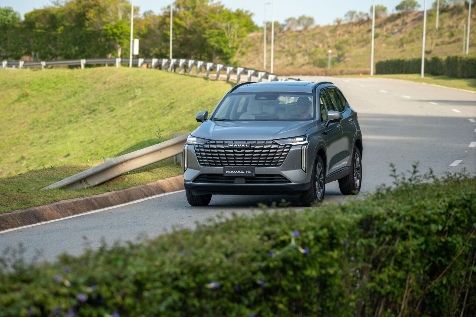 GWM Haval H6 PHEV 35 2026 Cinza Diamante frente em movimento (2)