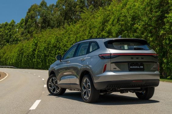 GWM Haval H6 PHEV 35 2026 Cinza Diamante traseira parado (2)