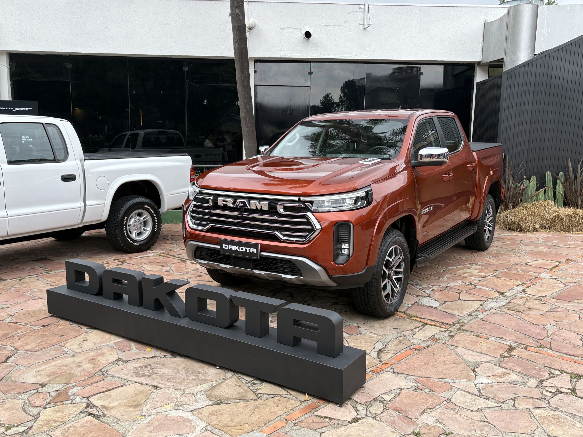 Ram retoma o nome Dakota e confirma duas versões para o Brasil
