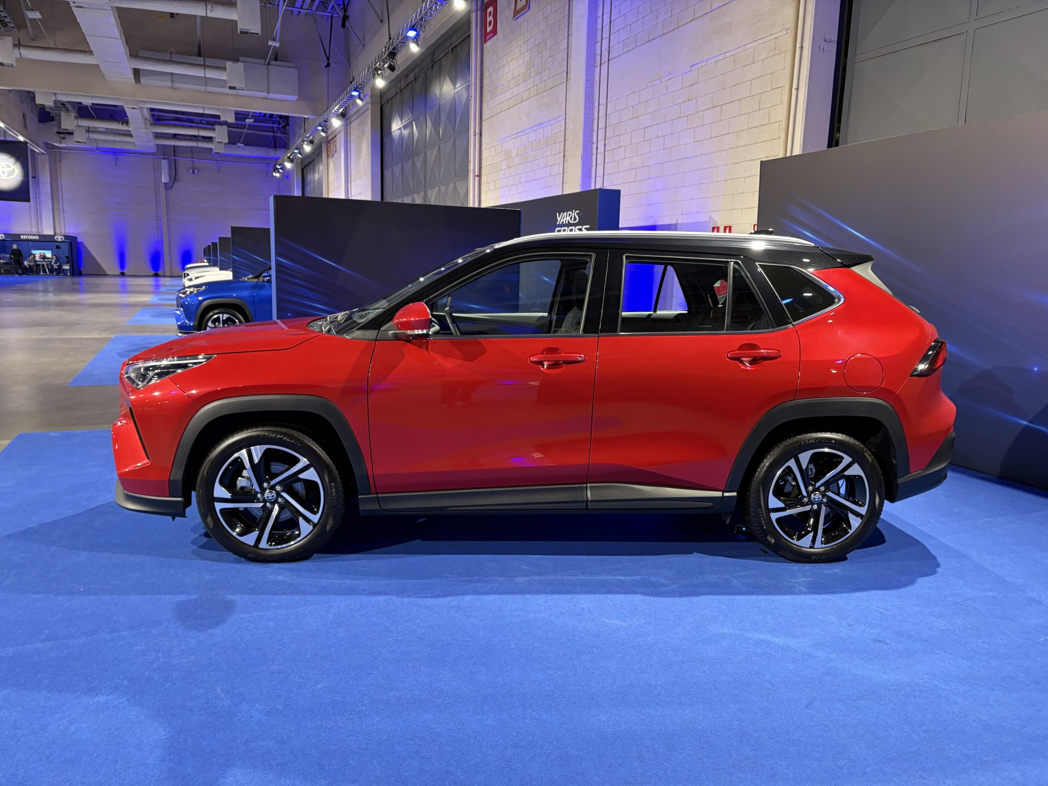 TOYOTA YARIS CROSS 2026 VERMELHO FRENTE LATERAL TRASEIRA MOTOR INTERIOR JABULAS (2)