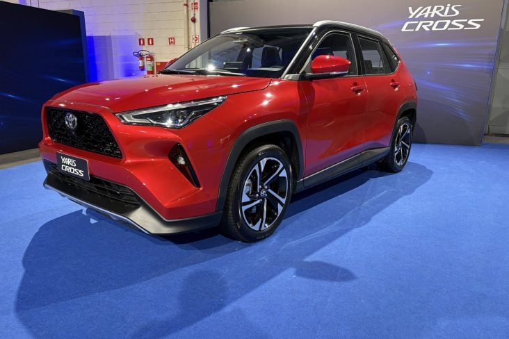 TOYOTA YARIS CROSS 2026 VERMELHO FRENTE LATERAL TRASEIRA MOTOR INTERIOR JABULAS (4)