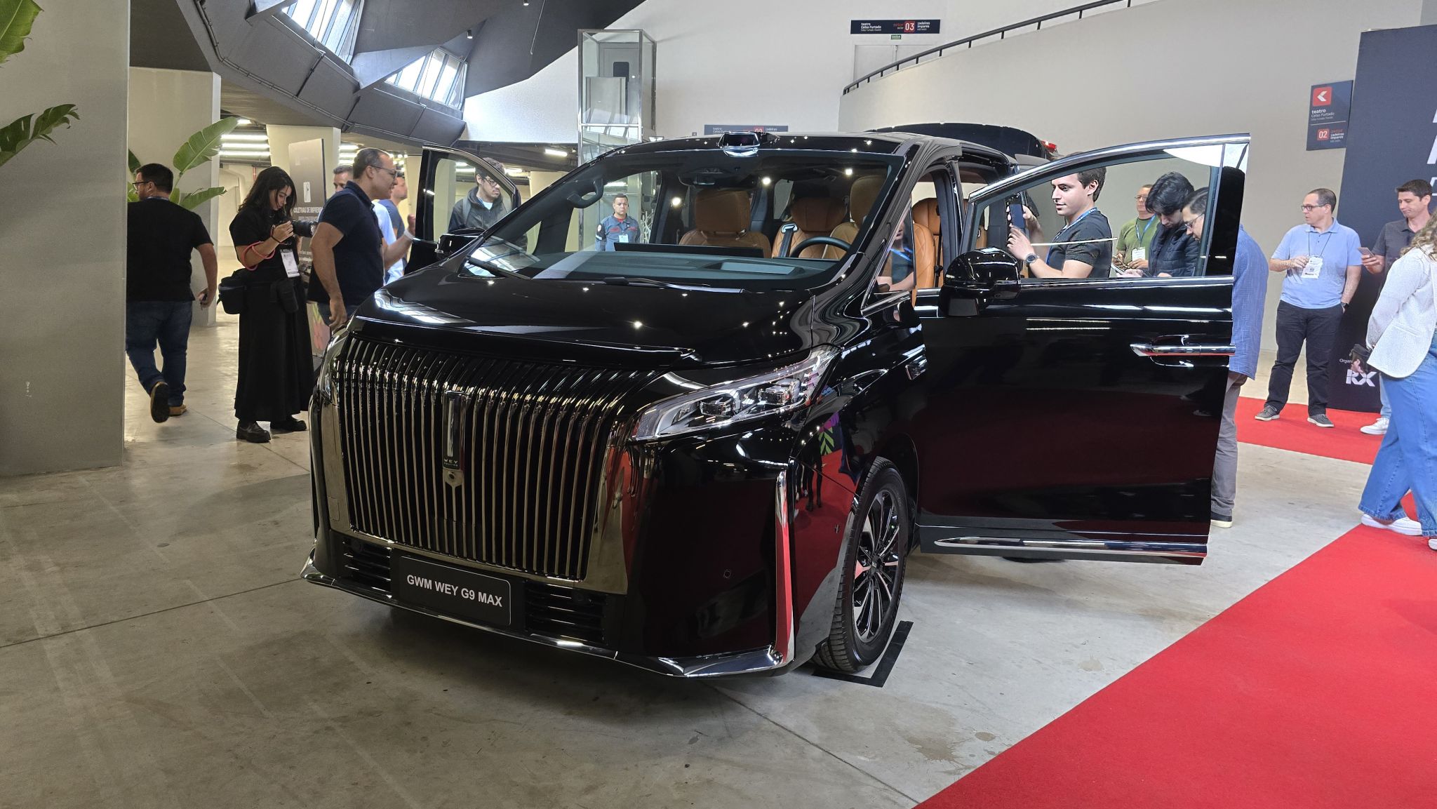 Minivan GWM Wey G9 no Salão do Automóvel 2025 (1) Minivan GWM Wey G9 no Salão do Automóvel 2025 (1)