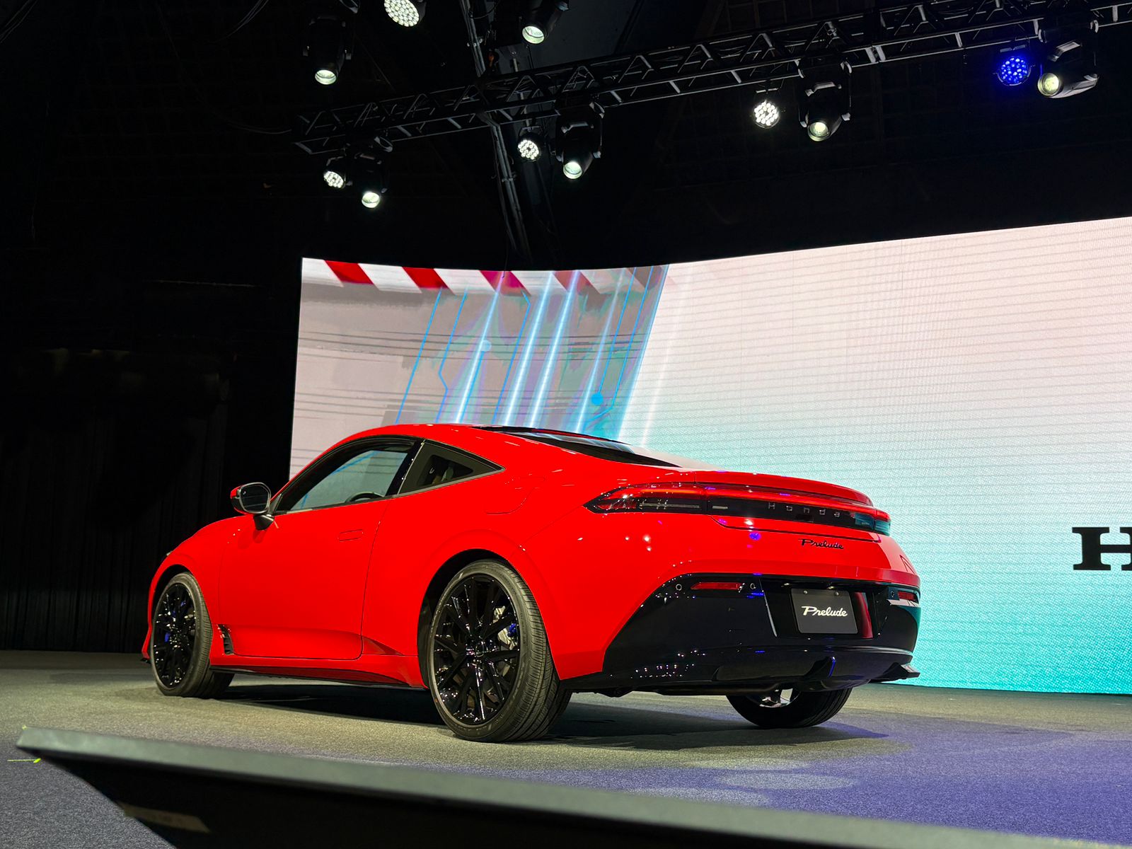 Honda Prelude 2026 vermelho traseira parado