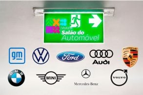 Símbolo de saída verde, logos das marcas GM, Volkswagen, Ford, Audi, Porsche, BMW, Mini Cooper, Mercedes e Volvo.