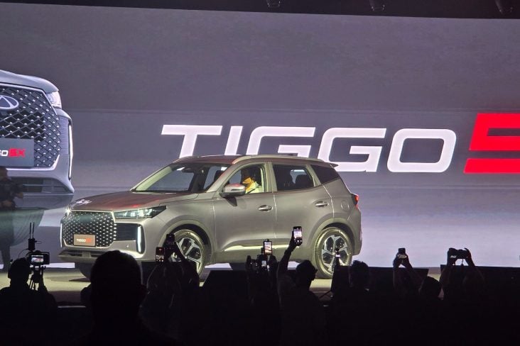 Caoa Chery Tiggo 5x frente parado salão do automóvel