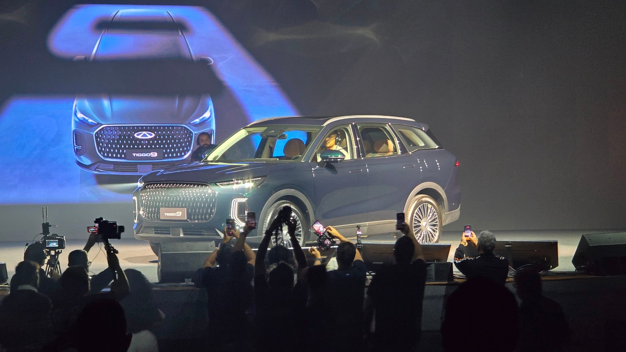 Caoa Chery Tiggo 9 frente parado salão do automóvel Caoa Chery Tiggo 9 frente parado salão do automóvel