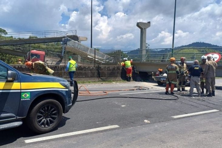 caminhao derruba passarela br 116