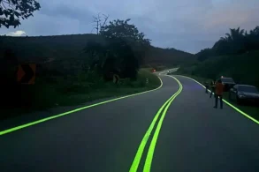 Estrada malasia com fotoluminiscencia