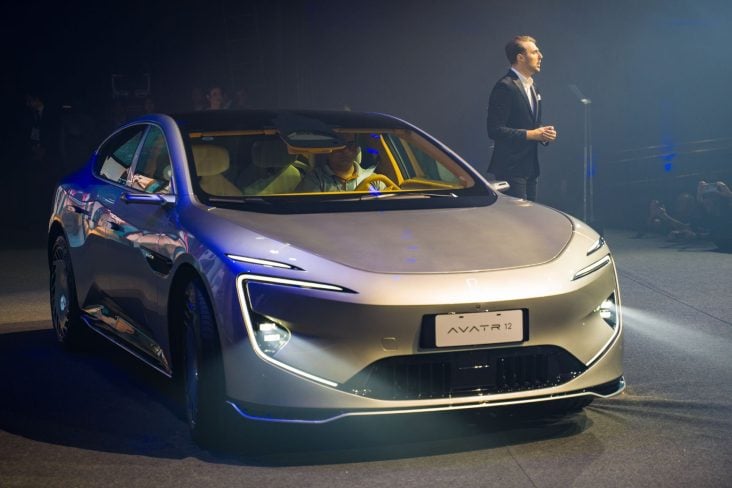 avatr 12 frente parado salão do automóvel