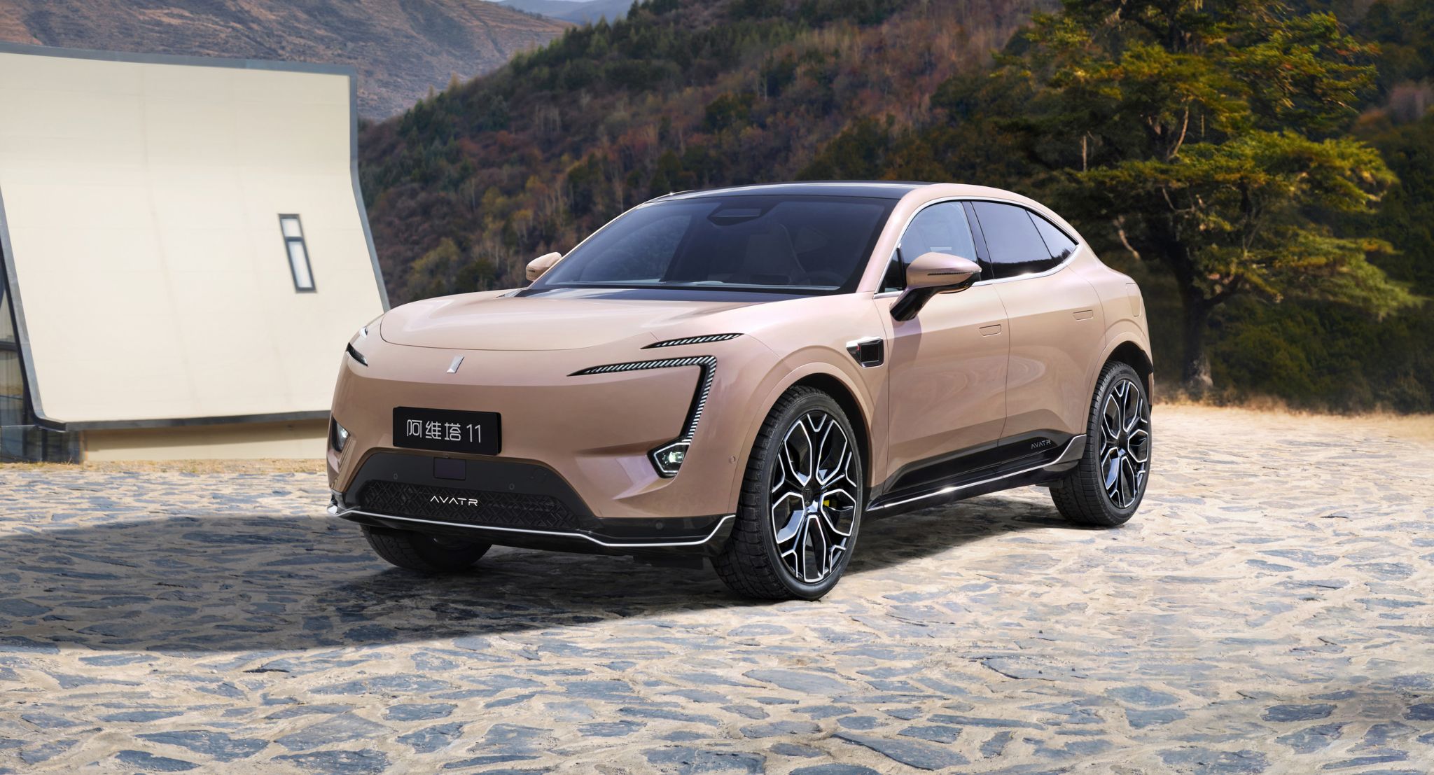 avatr 11 rose frente parado