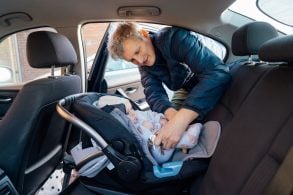 shutterstock homem instalando bebe conforto em carro