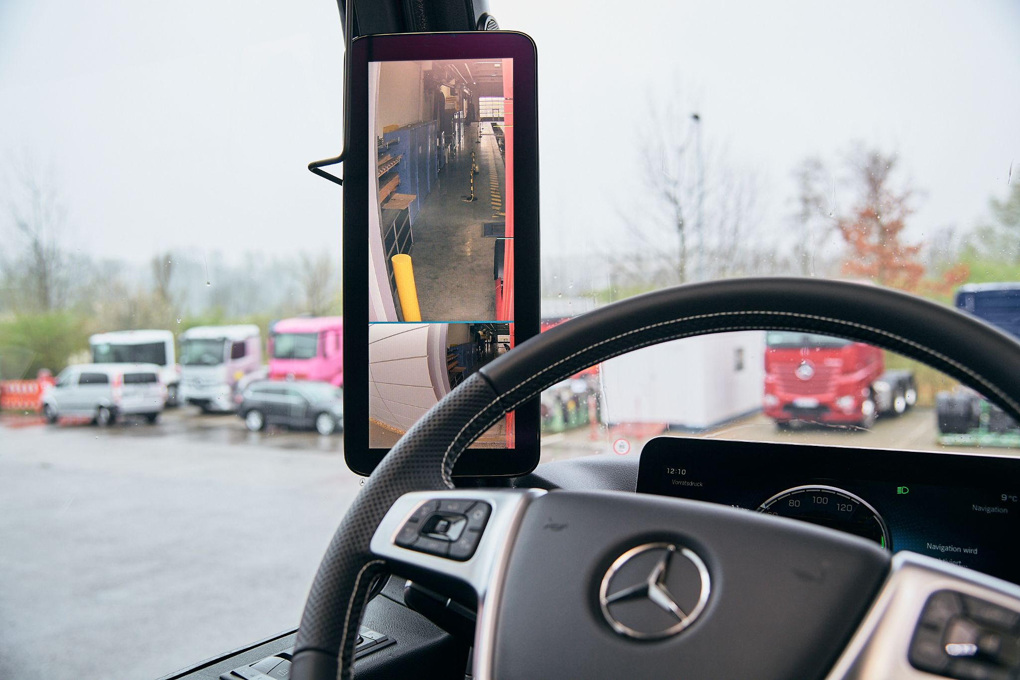 Zweite Generation der MirrorCam: Mercedes Benz Trucks entwickelt Spiegelkamerasystem in wichtigen Details weiter Second generation of MirrorCam: Mercedes Benz Trucks is evolving some important details of the mirror camera system