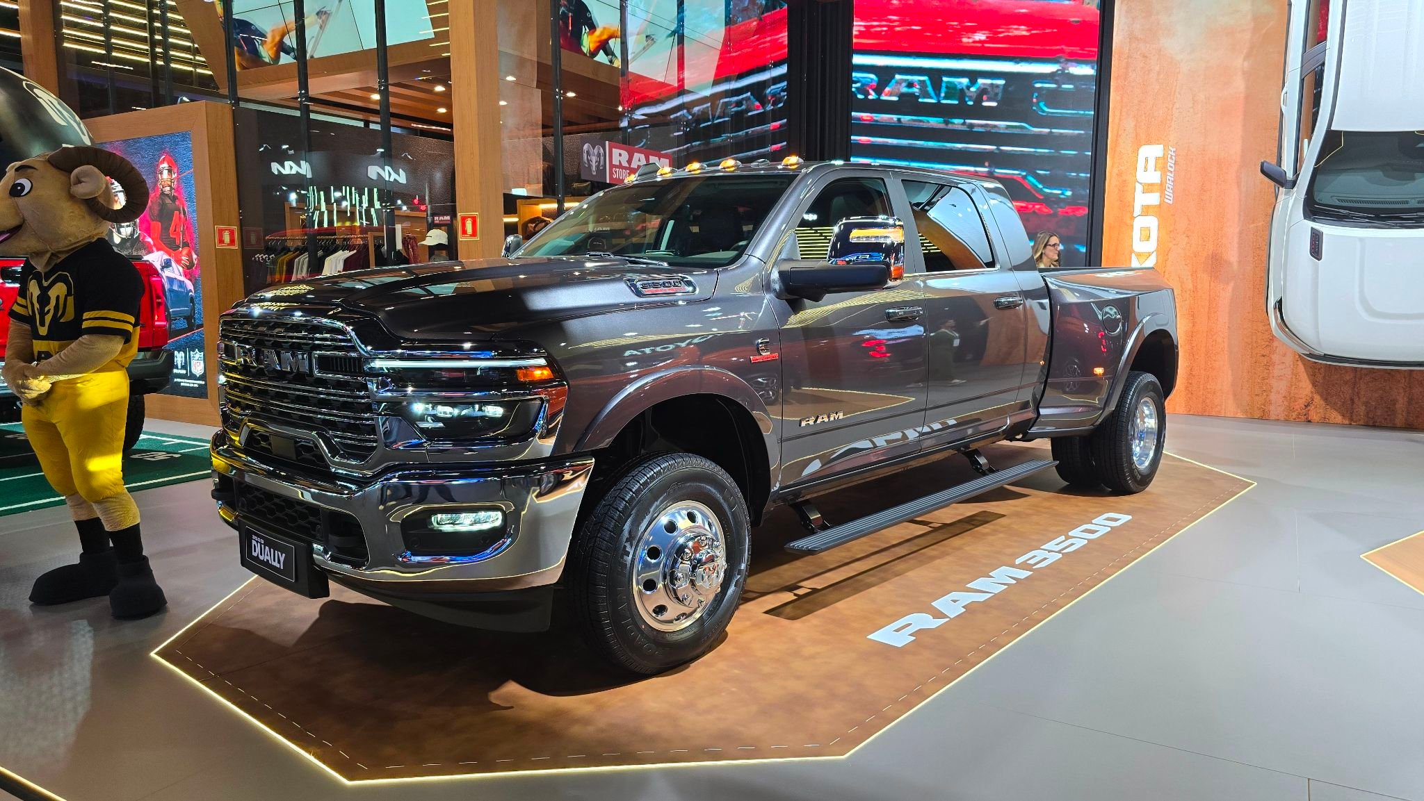 Salão do Automóvel 2025 ram 3500 duallie