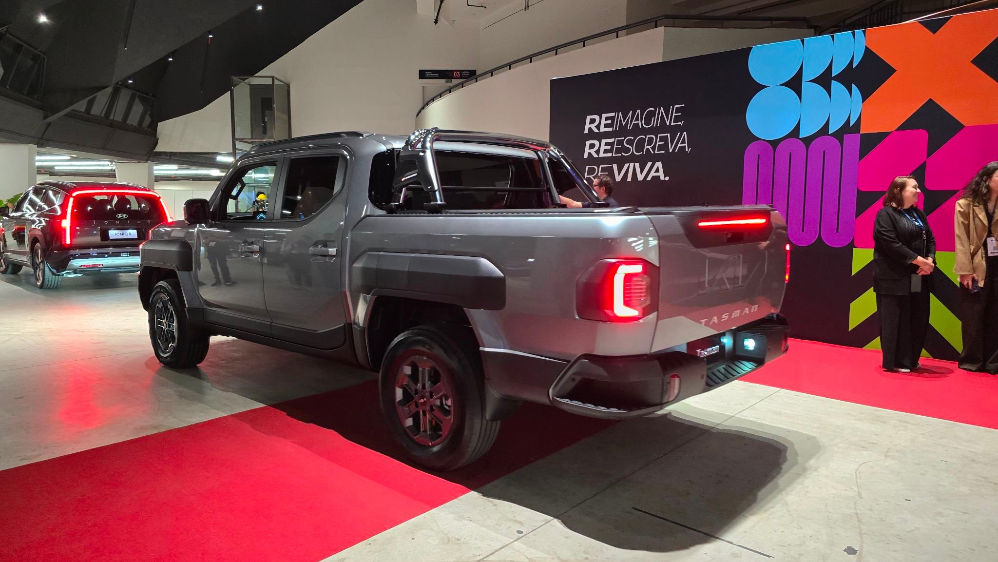 Salão do Automóvel Kia Tasman traseira