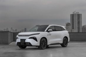 BYD Atto 8: SUV híbrido plug-in de sete lugares é apresentado no Salão do Automóvel de São Paulo